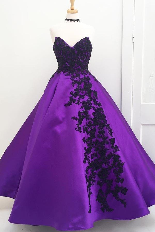 Vestido de fiesta largo morado con escote corazón y apliques negros